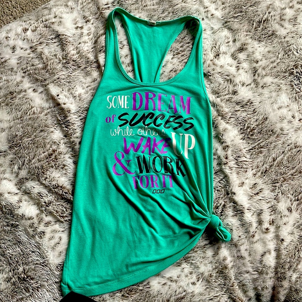 LORNA JANE Twist Back Graphic Tank